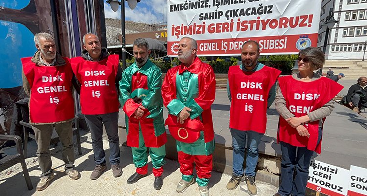 Dersim Belediyesinde kayyım tarafından işten çıkarılan işçilerin direnişi 23’üncü gününde devam ediyor. İşten atılan emekçiler arasında bulunan tiyatro sanatçıcı Yılmazcan Şare, tiyatro ekibiyle birlikte Hacivat ve Karagöz oyununu sergiledi.